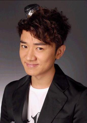 揭秘矮男明星逆袭娱乐圈之路，如何崭露头角？